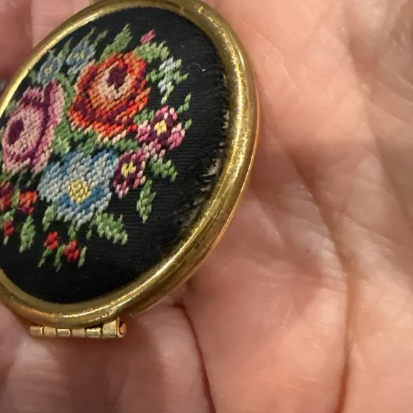 Avon Floralpoint locket - Picture 6 of 11